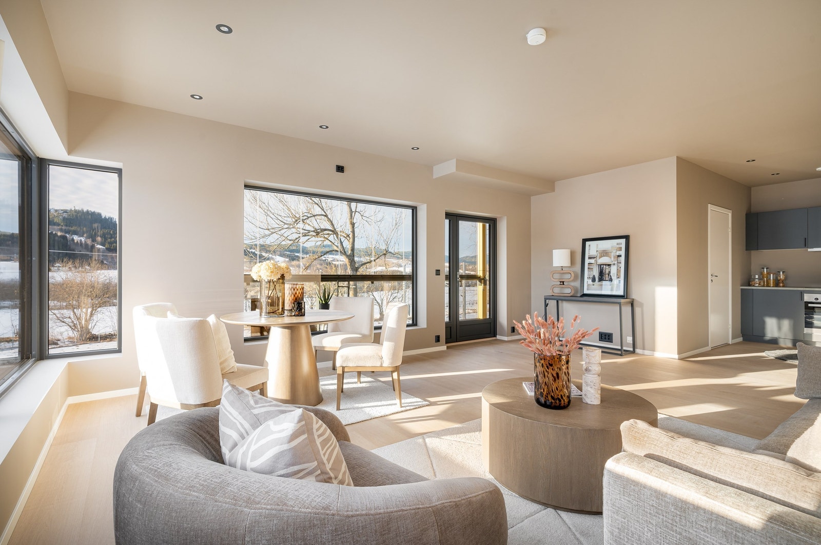 Stuen er på hele 30 kvm. og har åpen løsning mot kjøkken, hvor både stue og kjøkken har vannbåren gulvvarme. Galleribilde