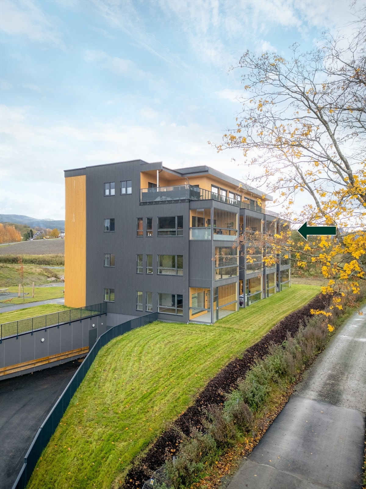 Planlagt med miljøvennlige løsninger og materialer er Gråbakken Hageby et fremtidsrettet og bærekraftig boligprosjekt. Bebyggelsen er utformet urbant, med kort gangavstand til buss, tog, nærbutikk og torg. Galleribilde