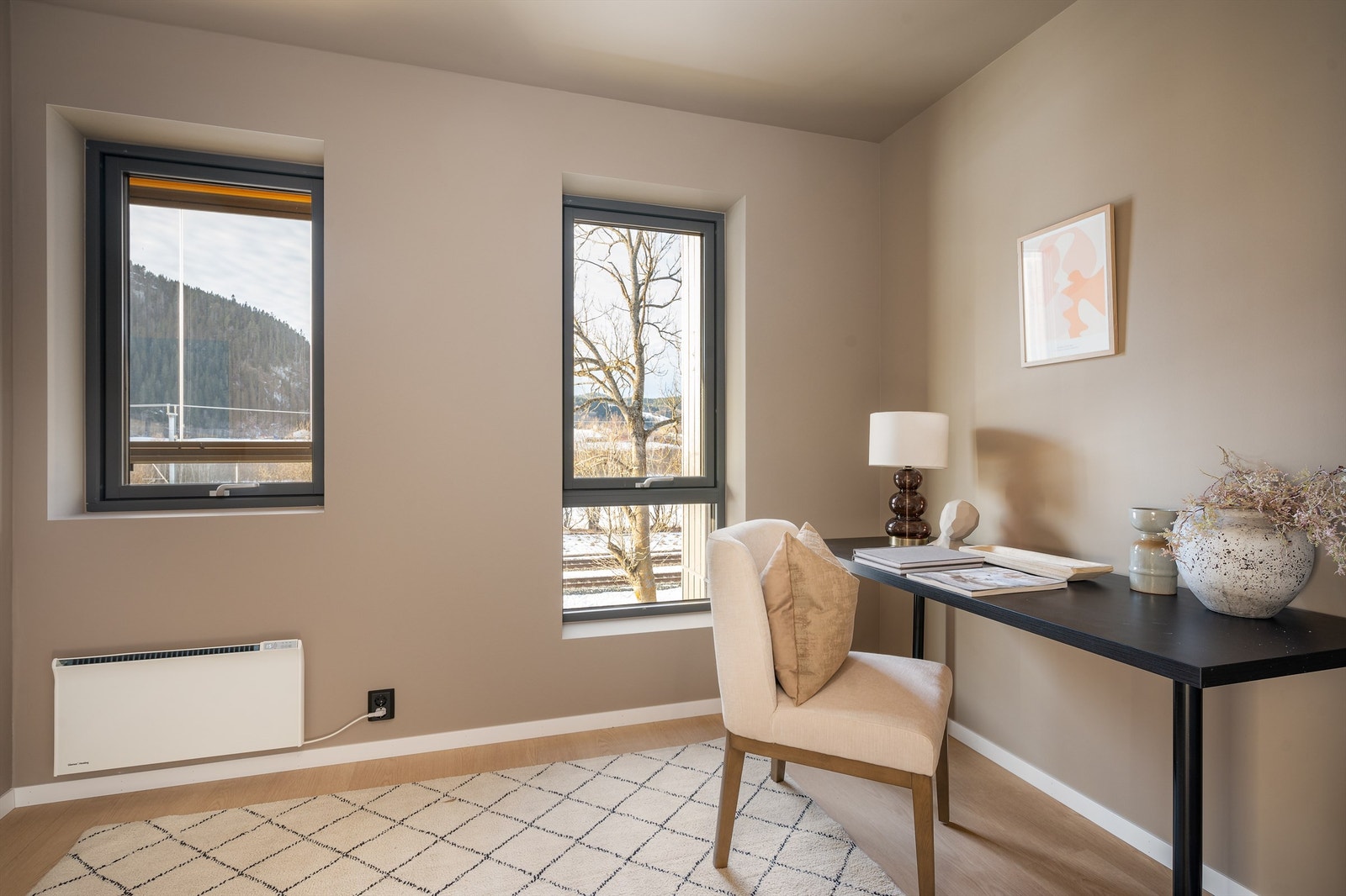 Leiligheten har 3 soverom hvor dette er på ca 6,5 kvm og er vendt ut mot balkongsiden. Rommet er også fint å benytte som kontor Galleribilde