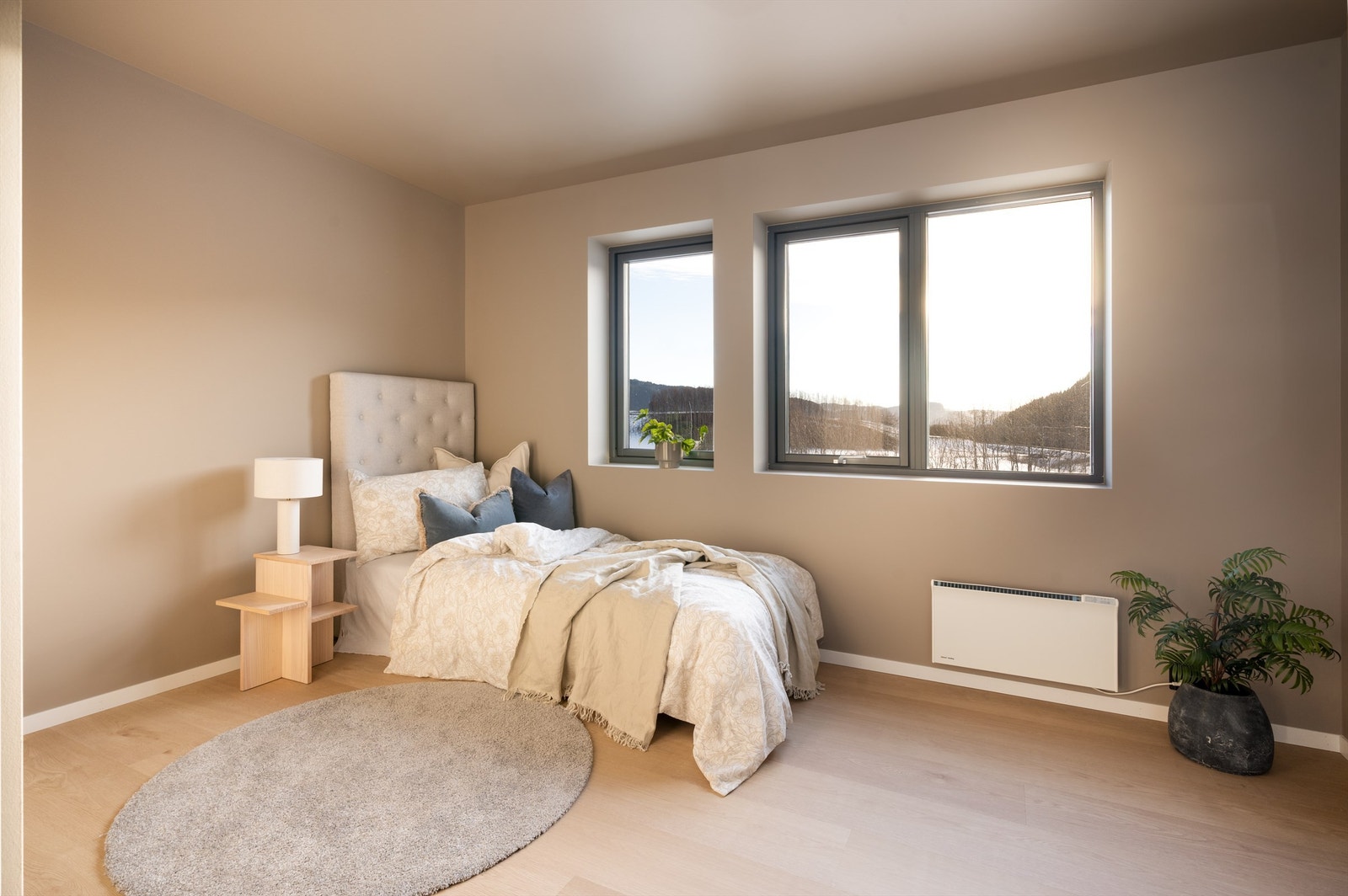 Det største soverommet er på hele 14 kvm., har en L-form og har medfølgende doble garderobeskap Galleribilde