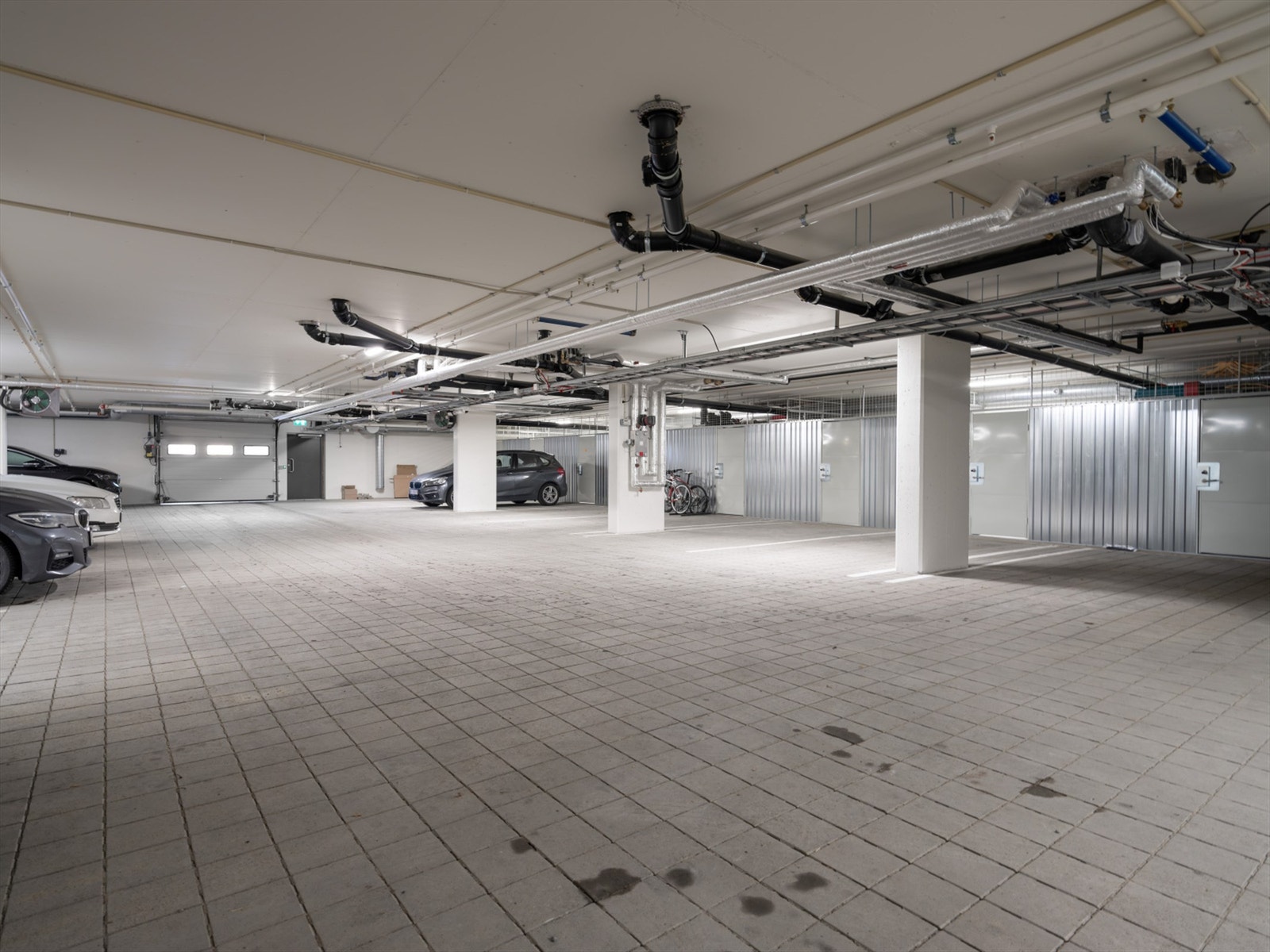 Ta heisen rett ned til parkeringskjelleren hvor du også har en bod i bakkant Galleribilde