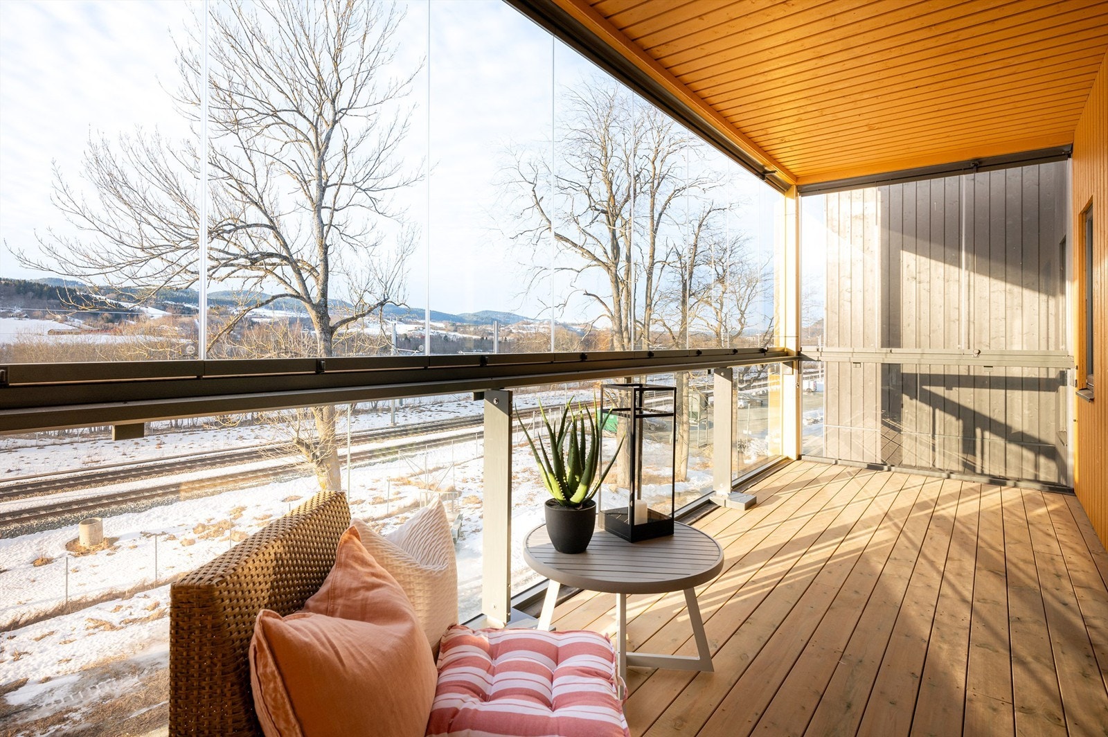 Stor privat vestvendt veranda på ca 12,5 kvm. Innglassingen er fleksibel og kan skyves til side om du vil ha alt åpent Galleribilde