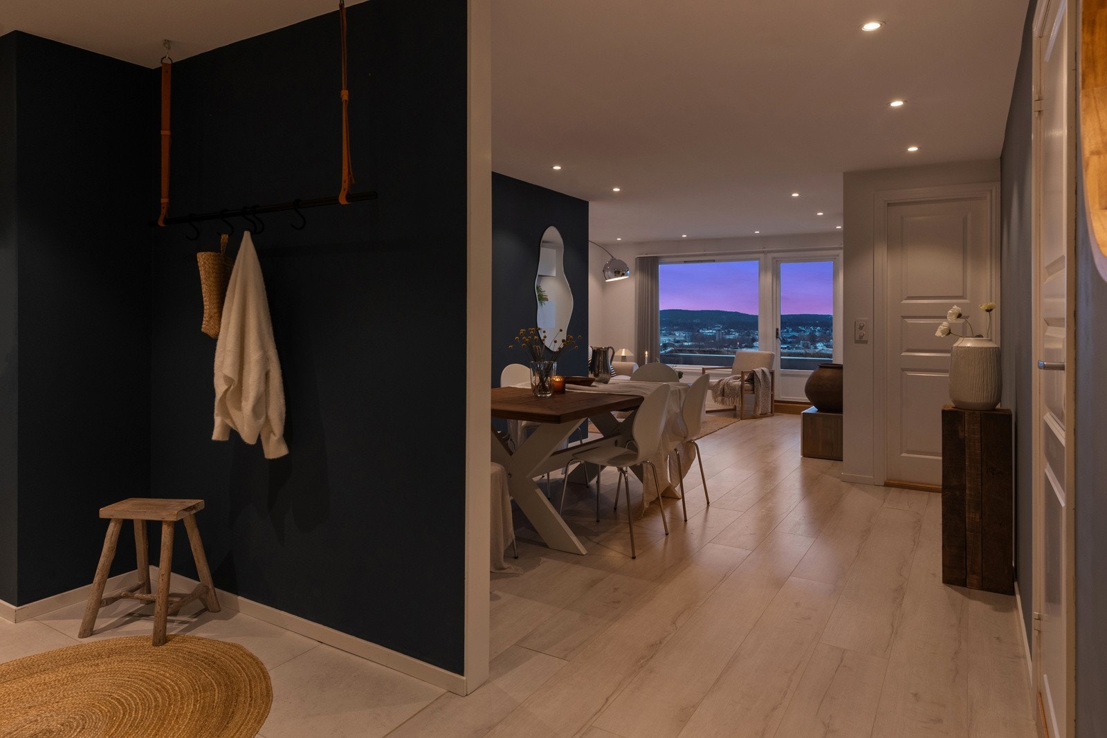 Entre/hall til venstre, bad til høyre og stue rett frem Galleribilde