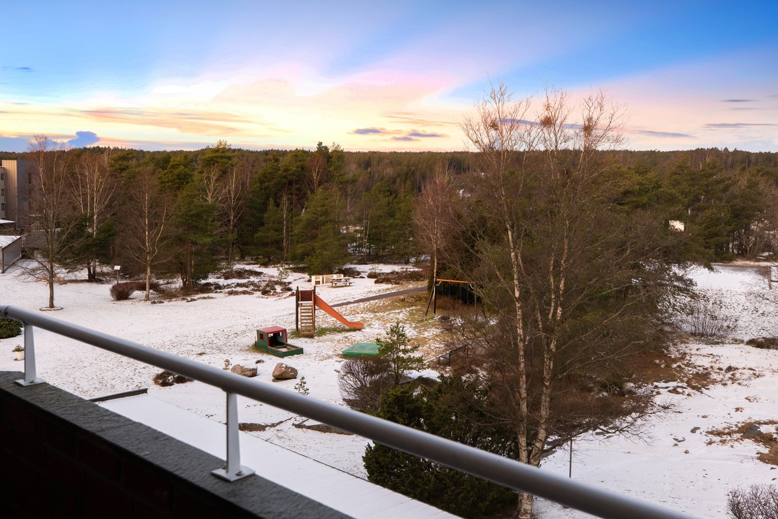 Borettslaget har fin fellestomt med lekeplass og sosiale soner Galleribilde