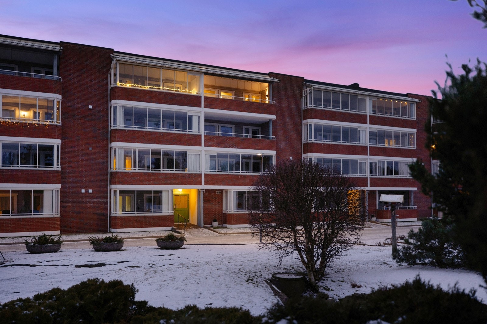 Solrik fasade med balkonger - Det er en balkong på hver side Galleribilde