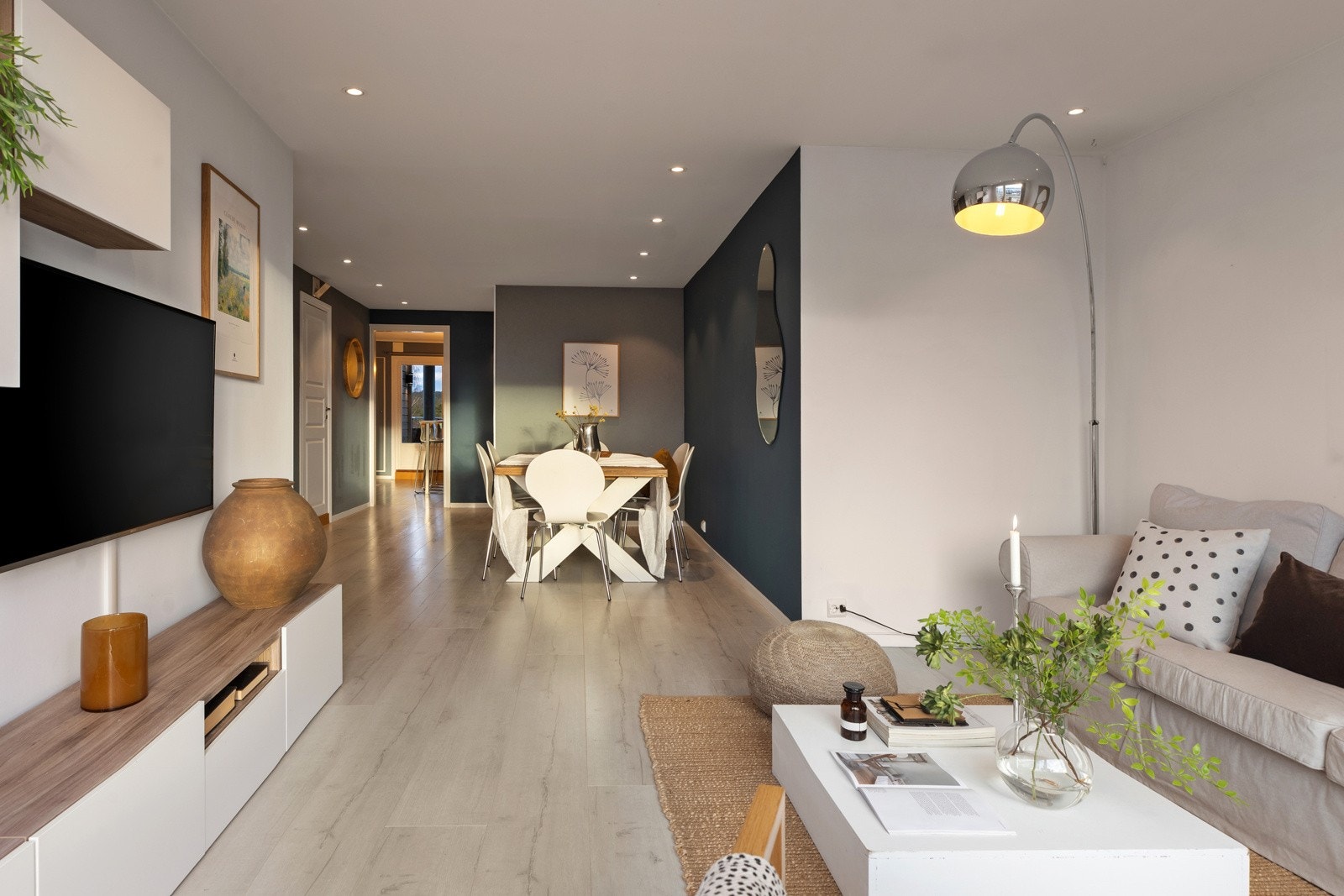 Fra stue mot spisestue og kjøkken Galleribilde