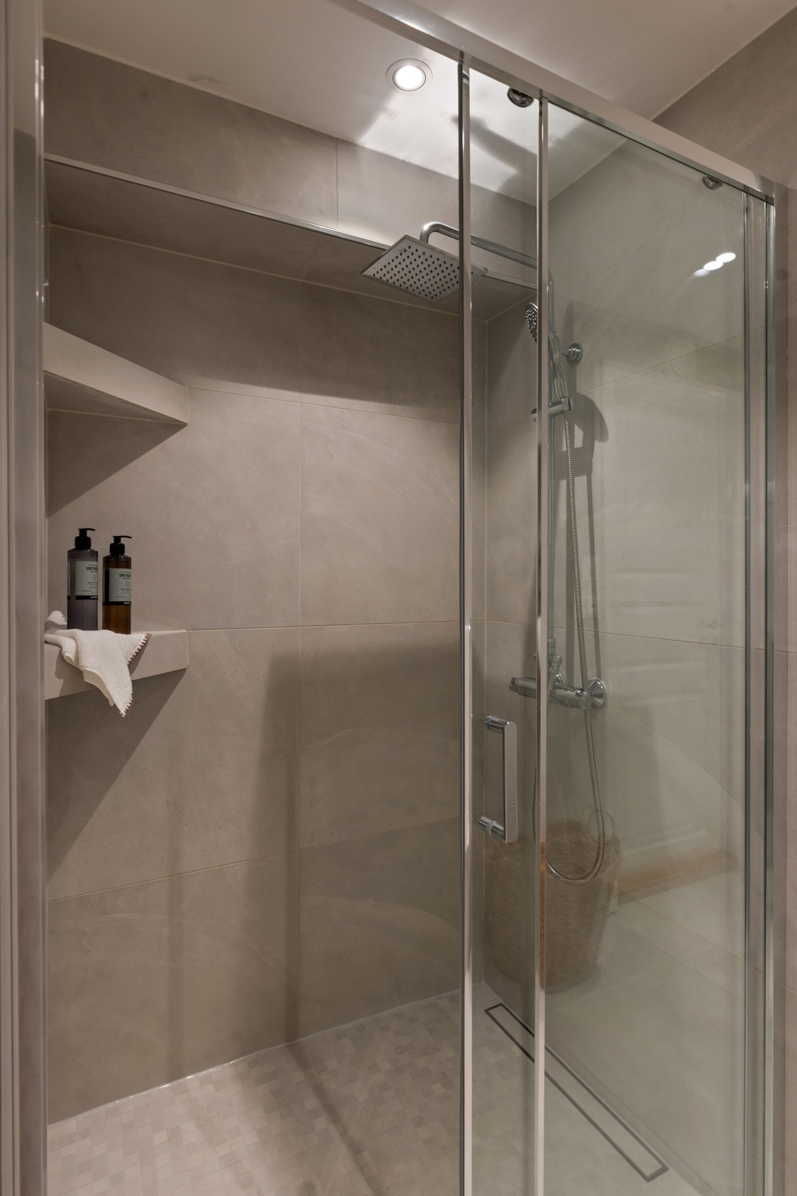 Det er lys innredning med speil, wc og dusjsone. Rommet fungerer også som vaskerom Galleribilde