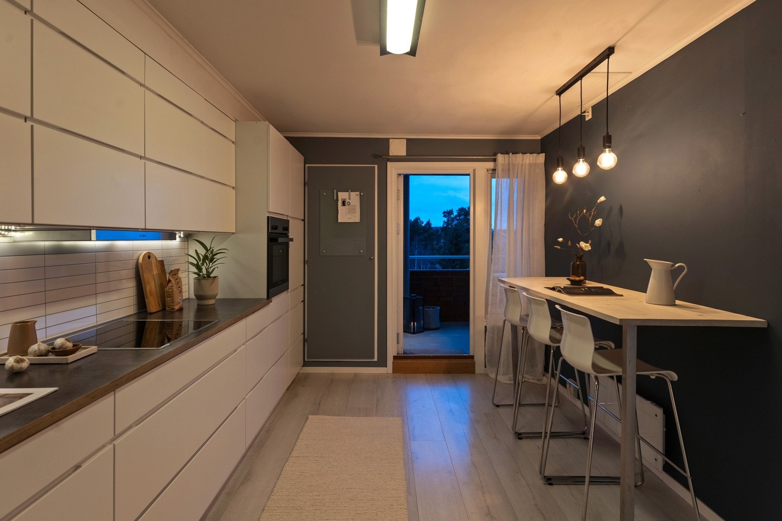 Fra kjøkkenet har man utgang til terrasse Galleribilde