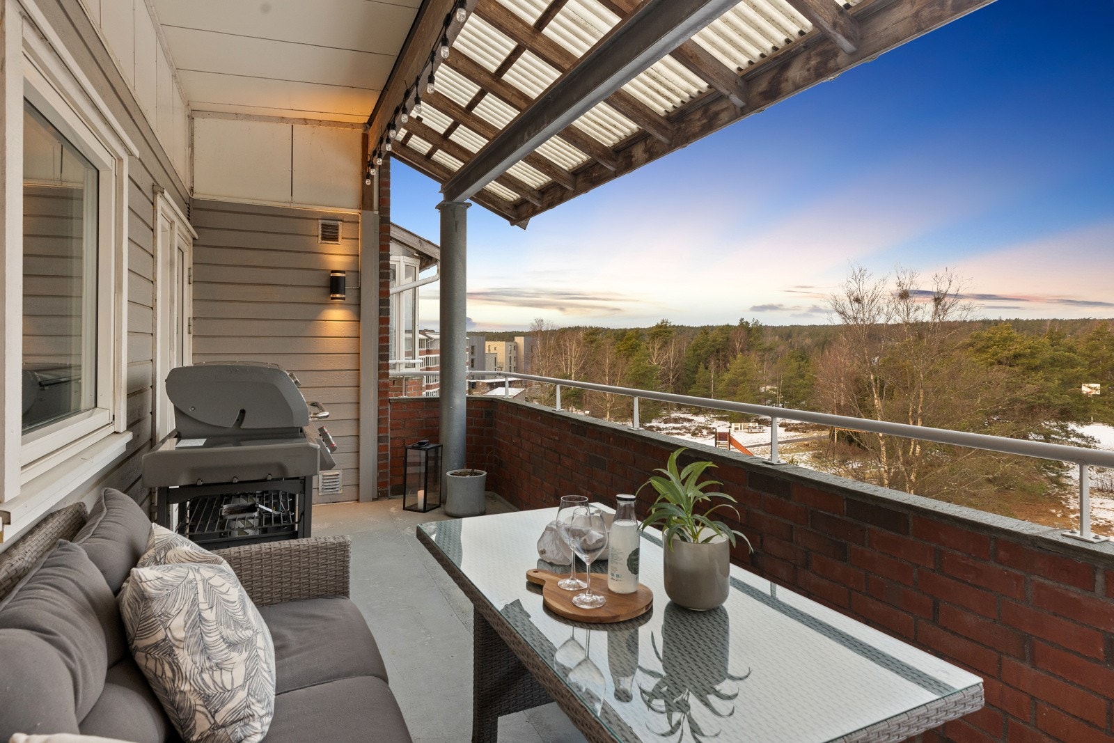 Balkongen på baksiden med sol på ettermiddag/kveld Galleribilde