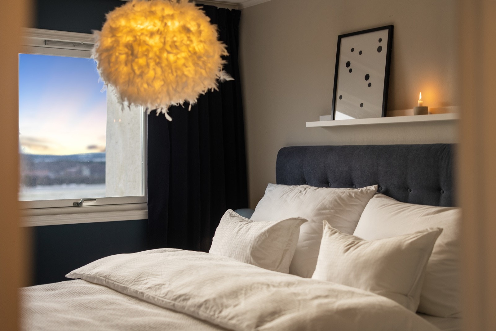 Hovedsoverommet er romslig og med flott utsikt Galleribilde