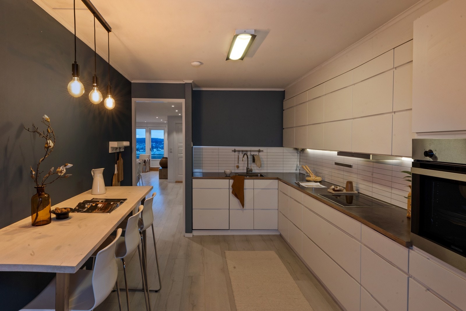 Lys, tiltalende og innholdsrik kjøkkeninnredning Galleribilde