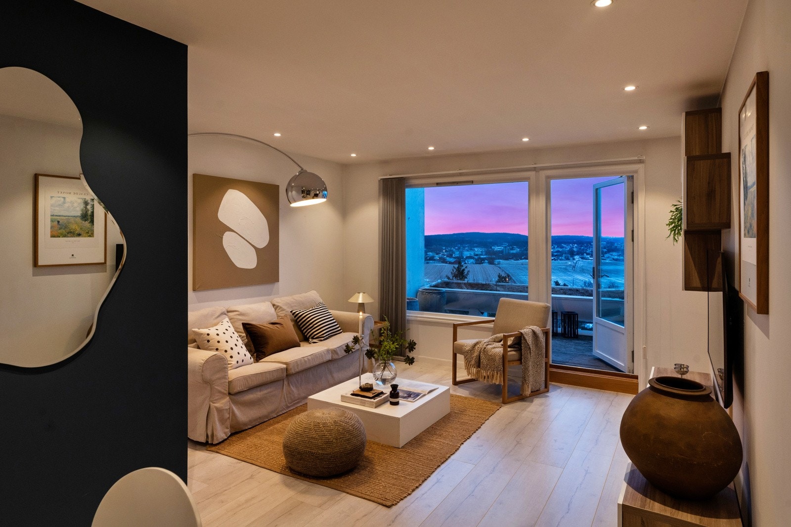 Leiligheten er oppusset i senere år og fremstår moderne og tiltalende Galleribilde