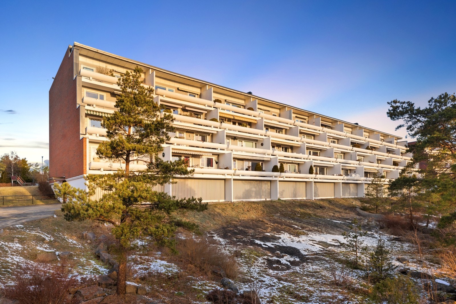 Borettslaget ligger på toppen av Rolvsøy med rusleavstand til marka, Østfoldhallen og skoler Galleribilde