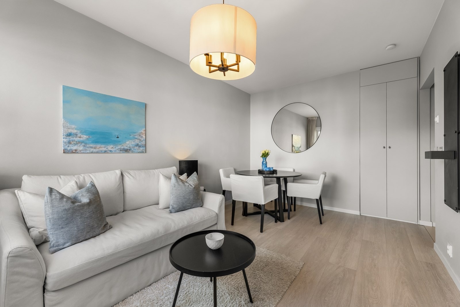 Leiligheten er malt opp i moderne farger. Innebygd skap gir rom for lagring. Galleribilde