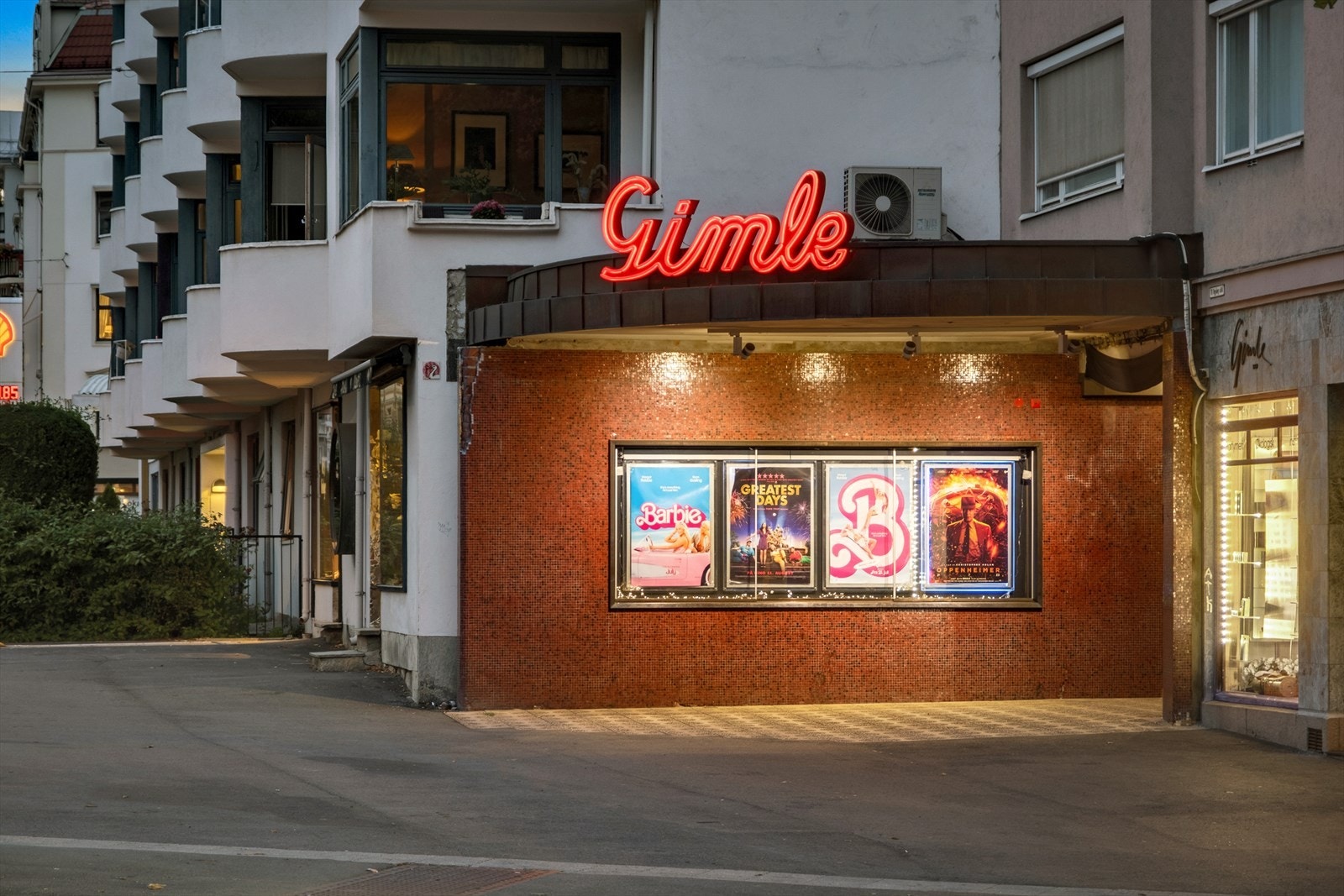 Gimle kino ligger like ved og er en liten og tradisjonsrik kino i Bygdøy allé 39. Galleribilde
