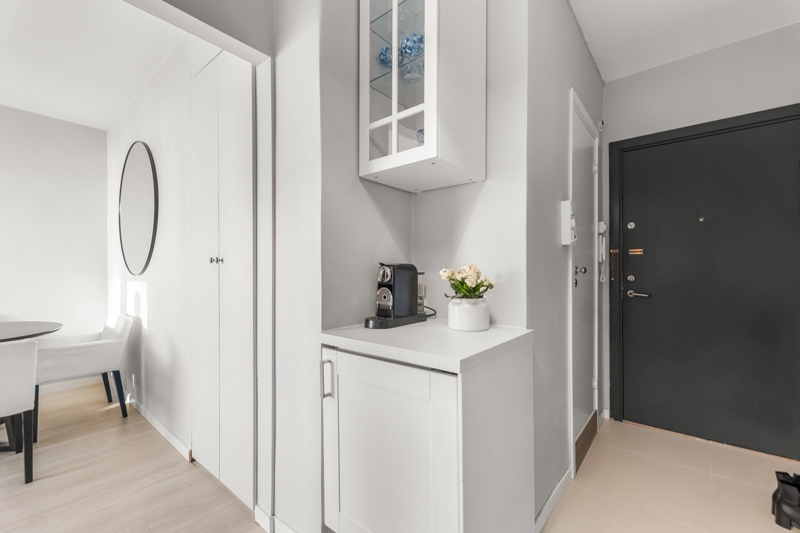 Det er godt med lagringsplass i hele leiligheten. I tillegg disponerer boligen en ekstern bod på ca. 3 m². Galleribilde