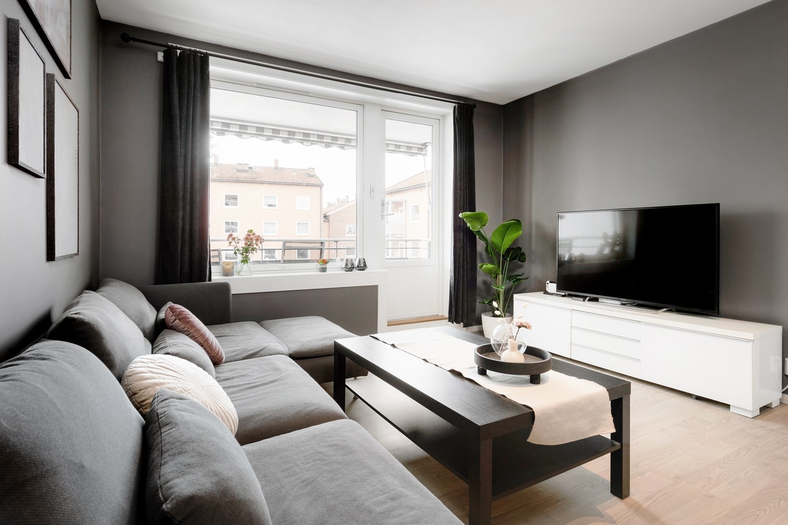 Lys og moderne stue med store vinduer og utgang til romslig balkong. God avstand til gjenboere. Galleribilde