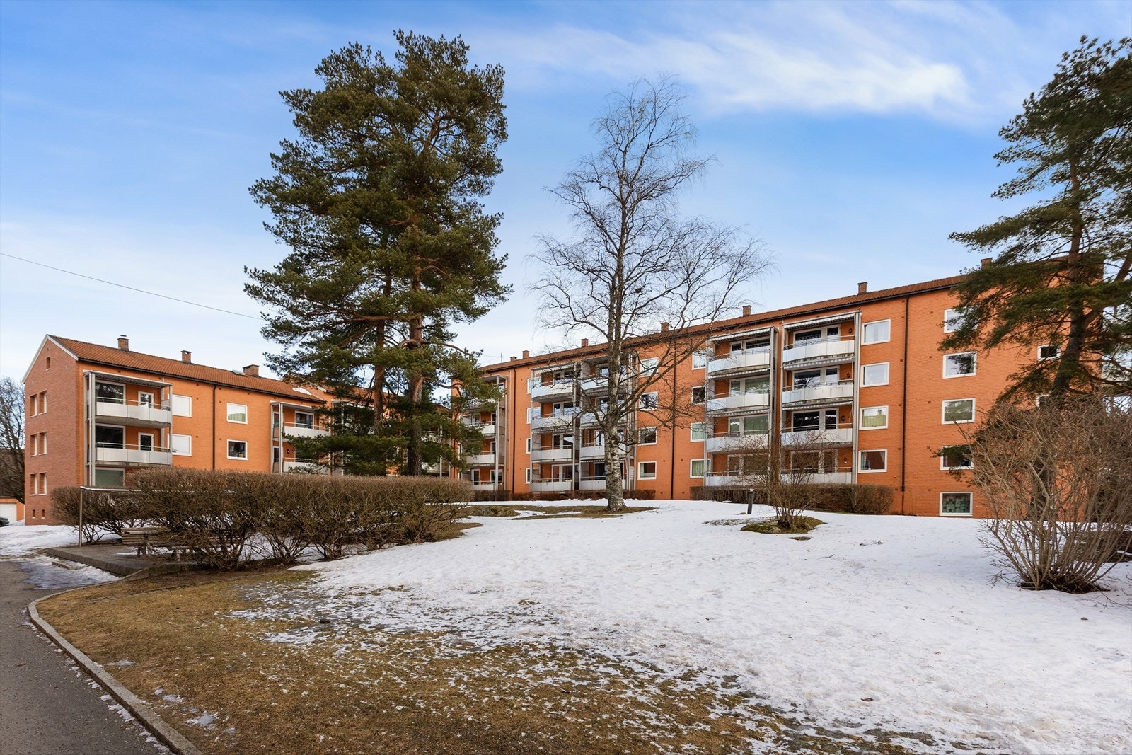 Solrike og store friområdet rundt bygget Galleribilde