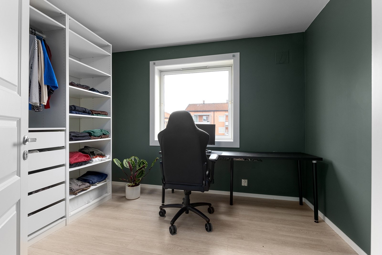 Soverom 2 med garderobeskap og kontorplass Galleribilde