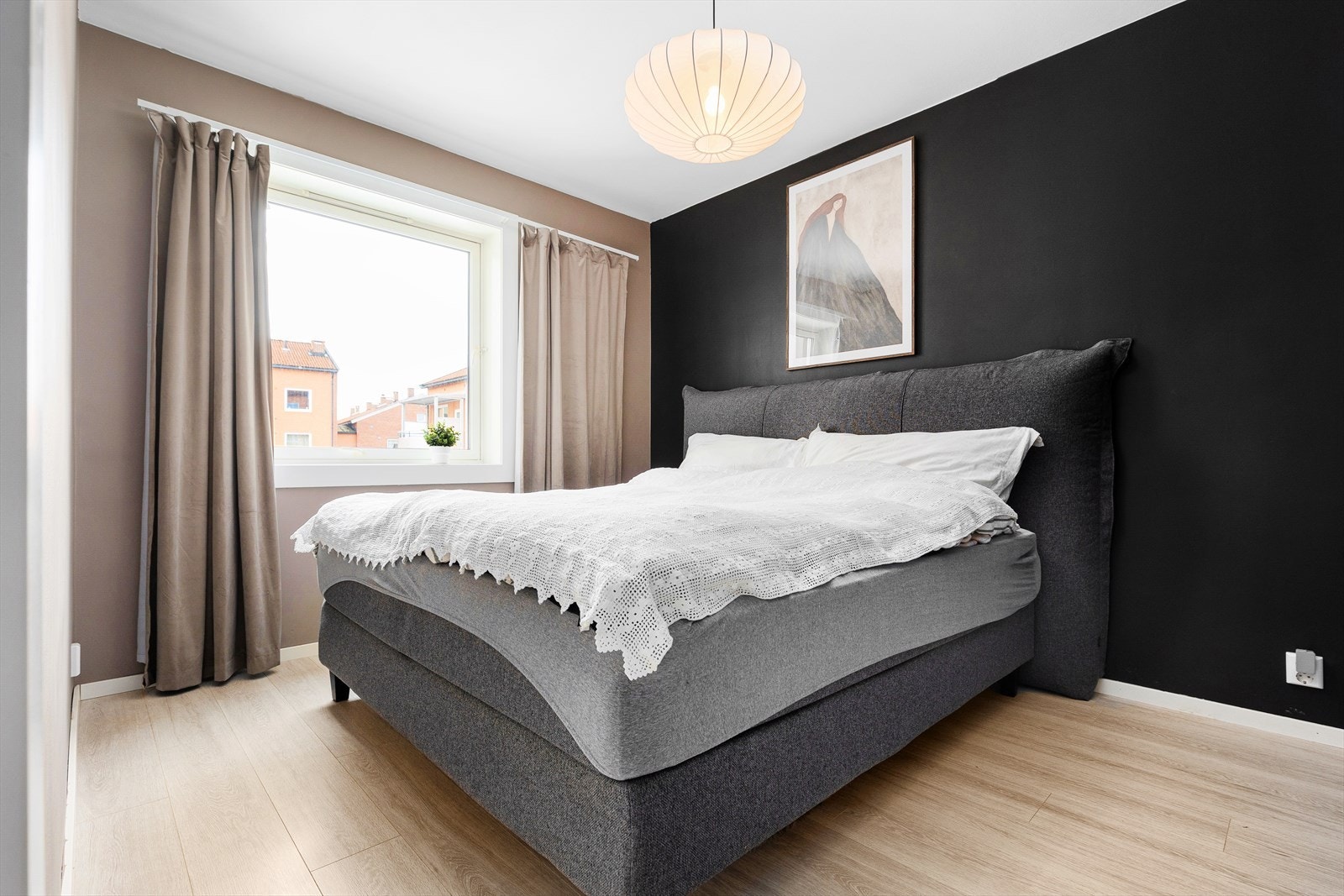 Stort hovedsoverom i behagelige farger Galleribilde