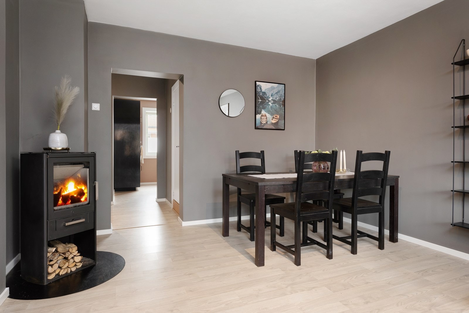 Spisestue med hyggelig peisovn Galleribilde