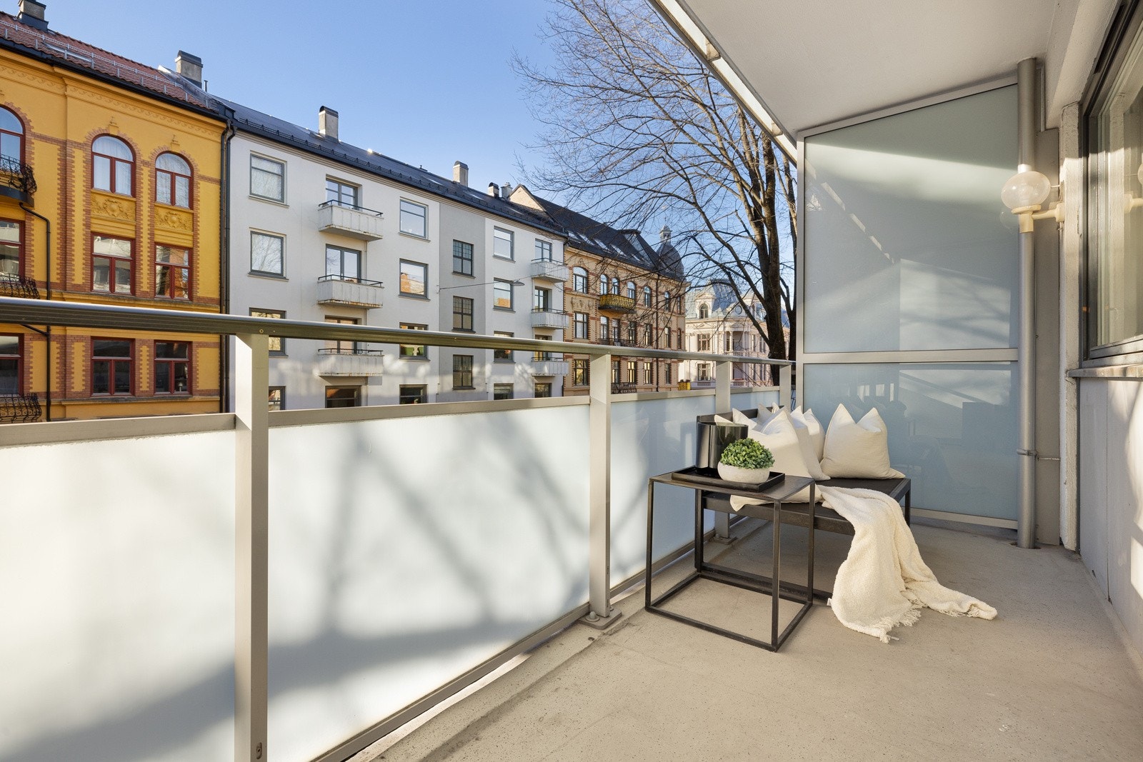 Vestvendt balkong med fine solforhold. Det er god plass til utemøblement som gjør at balkongen fungerer som en forlenget stue på sommerstid. Galleribilde