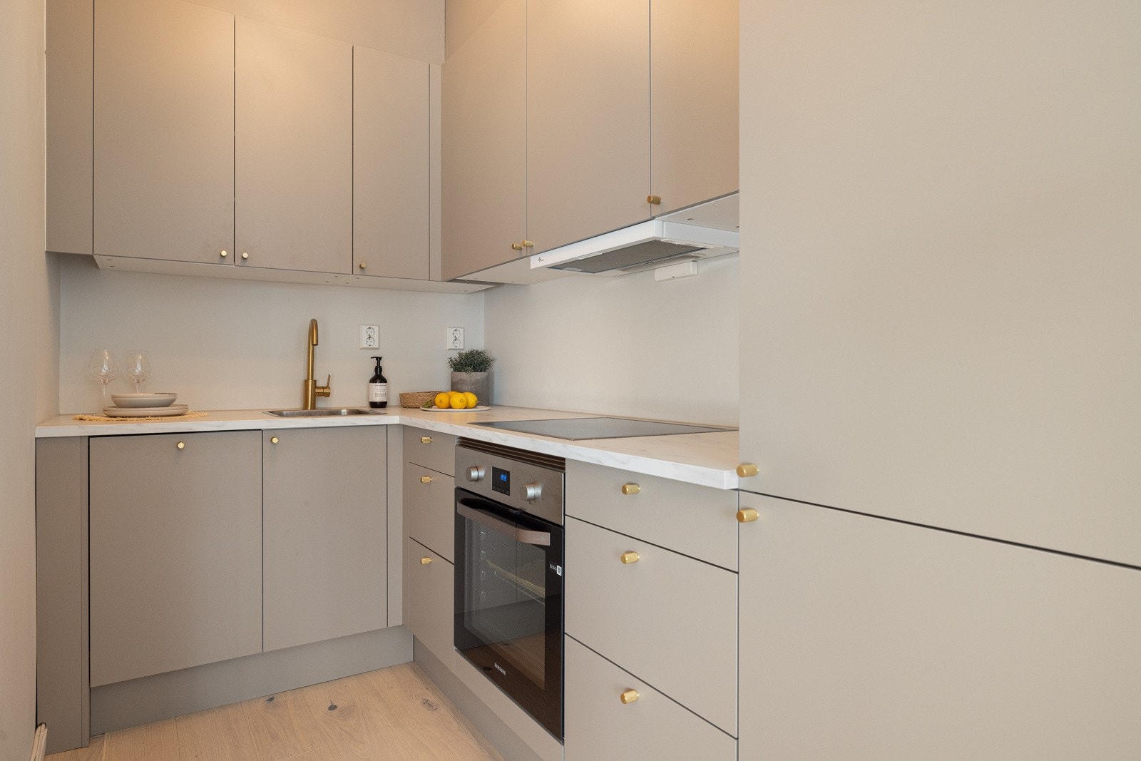 Nytt og lekkert kjøkken fra HTH med alle hvitevarer integrert. Lekre håndtak som matcher med armatur på kjøkkenet. Galleribilde