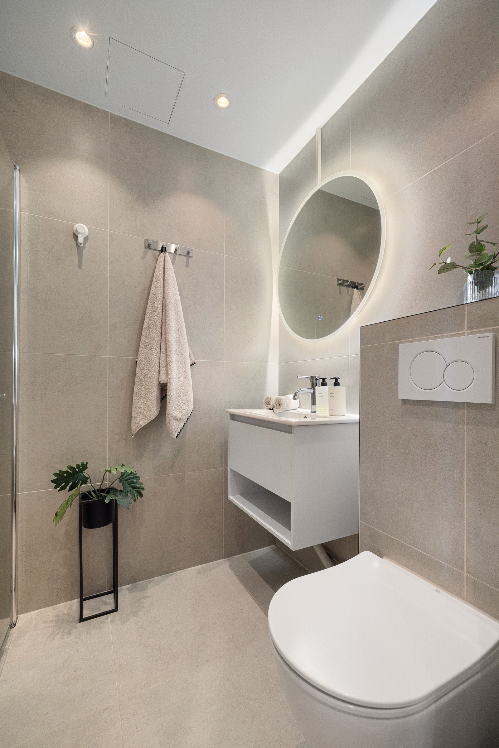 Baderommet er nyoppusset i 2023 med nytt sluk, membran, varmekabler og rør-i-rør system. Galleribilde