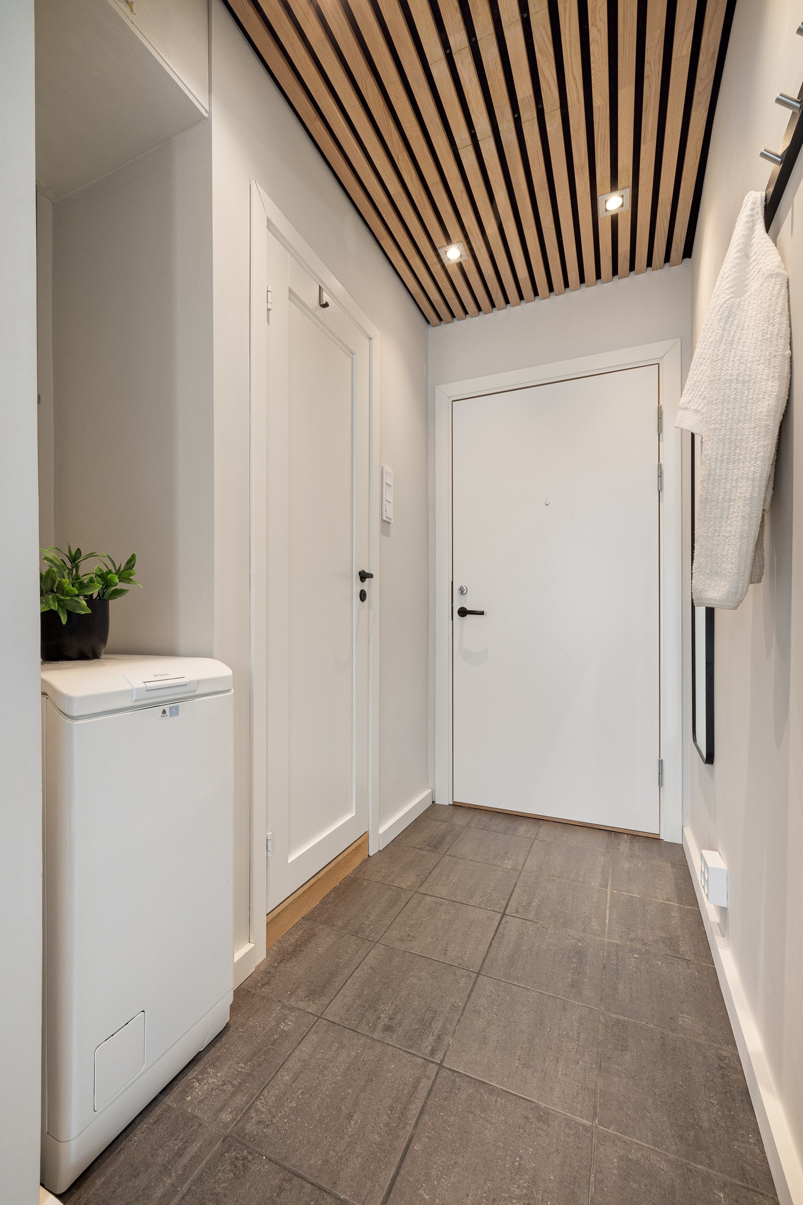 Nisje i entré med opplegg for vaskemaskin. Galleribilde