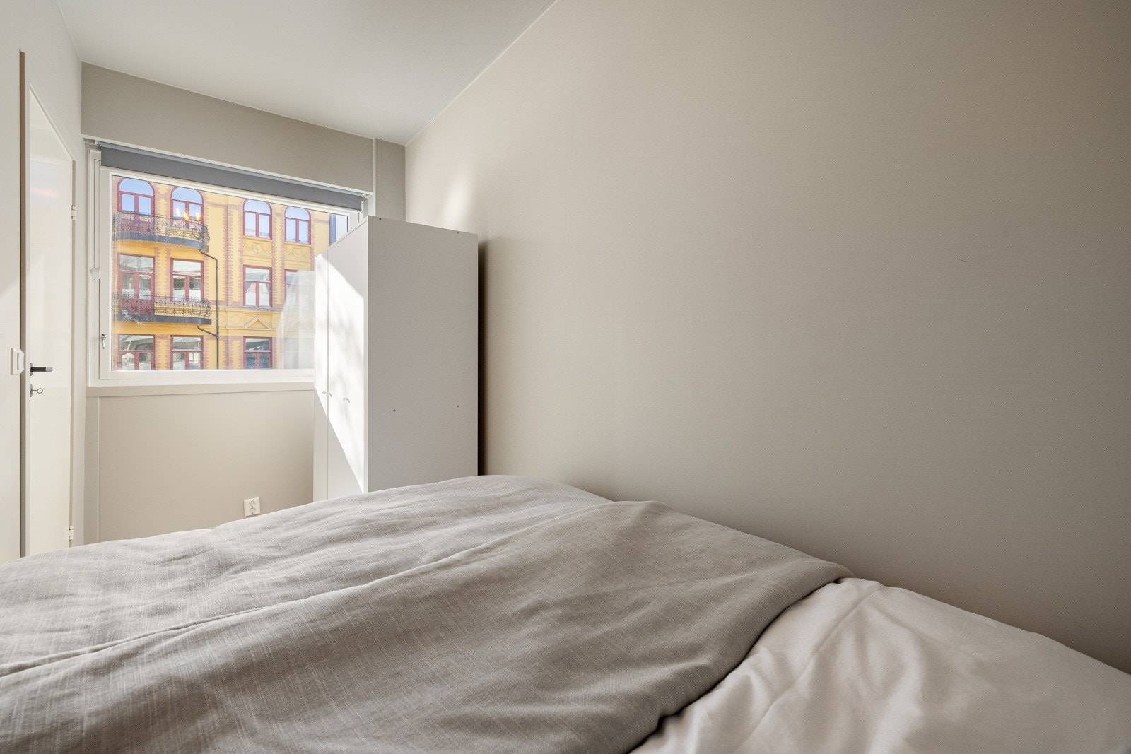 Garderobeskap på soverom. Galleribilde