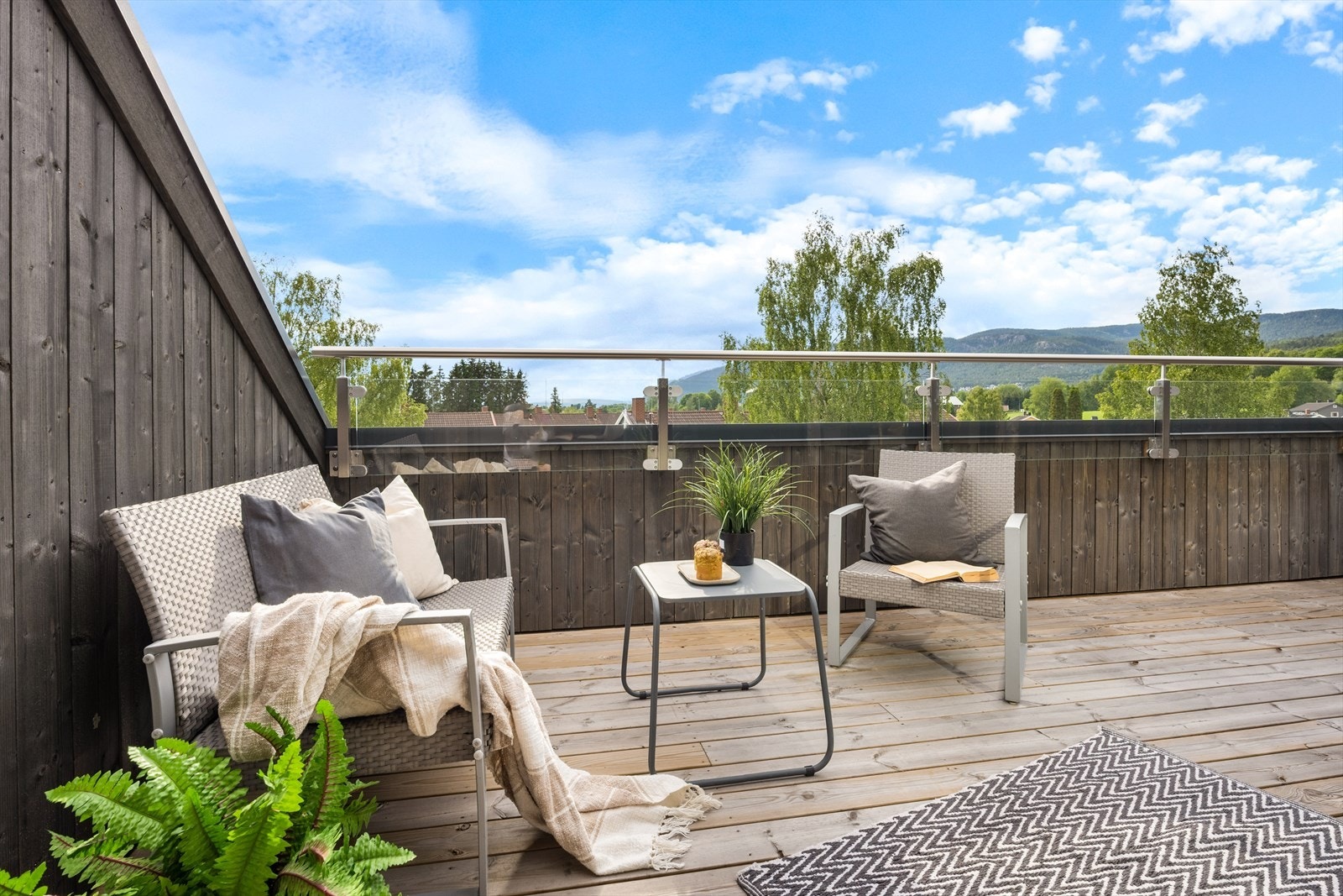 Romslig takterrasse med plass til ønsket møblement. Galleribilde