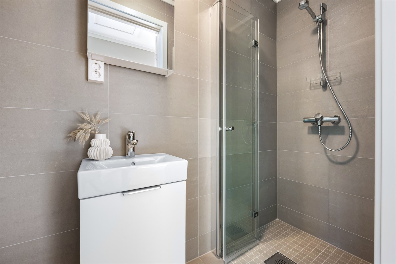 Bad 3. etg med dusjhjørne og servant i innredningen. Galleribilde