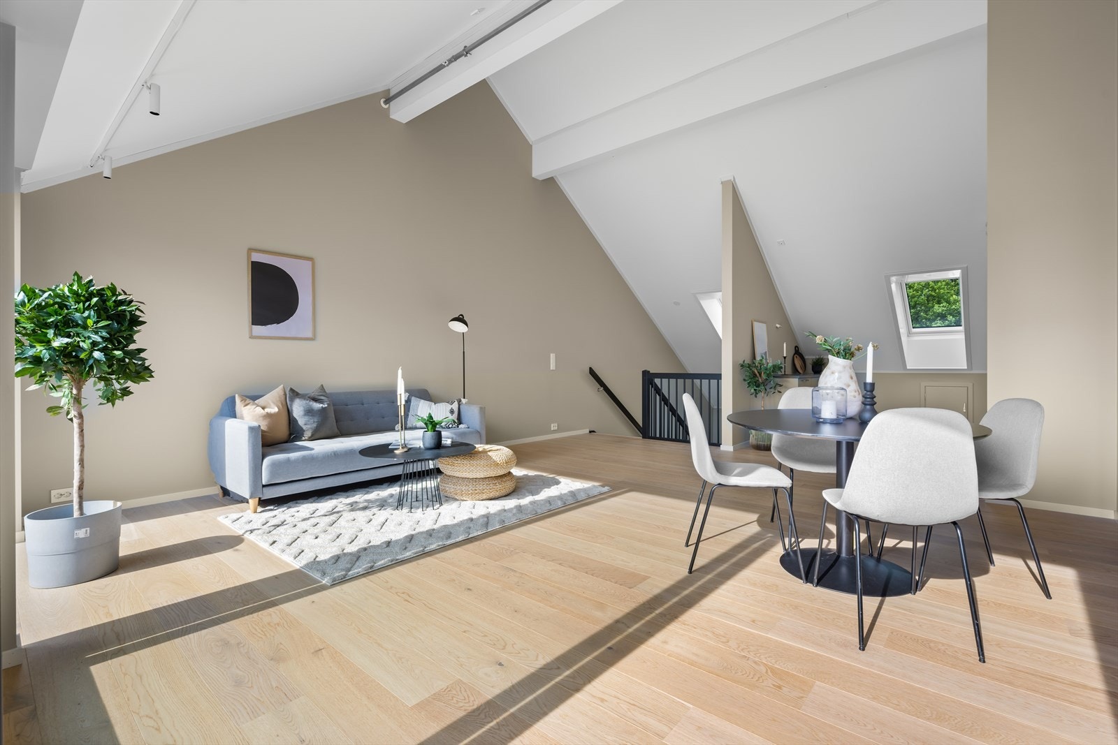 Stuen er enkel å møblere i flere soner. Ekstra takhøyde sørger for god romfølelse. Galleribilde