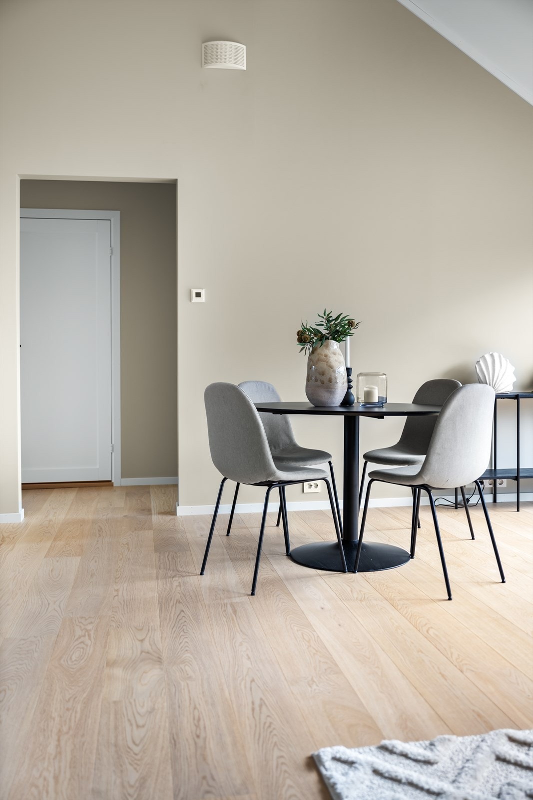 Spiseplass i tilknytning til kjøkkenet. Galleribilde