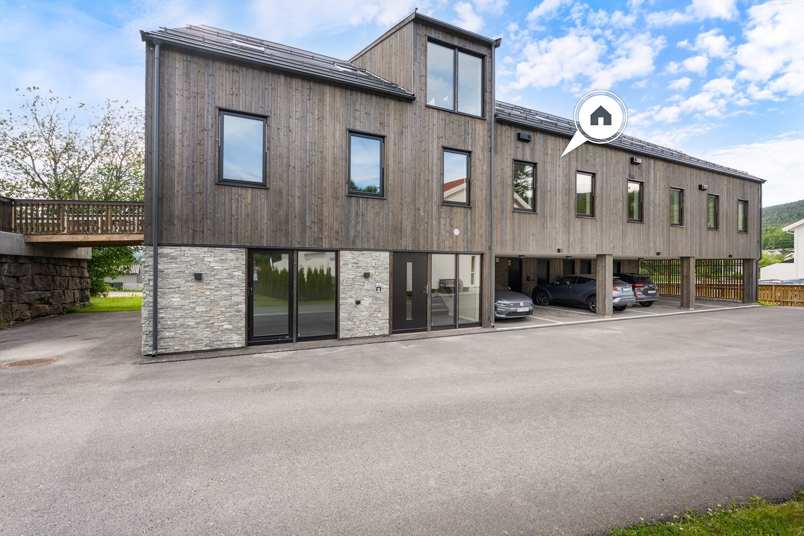 Leiligheten ligger i 2. og 3. etg. og har adkomst via felles inngang og trappegang i 1.etg. Galleribilde