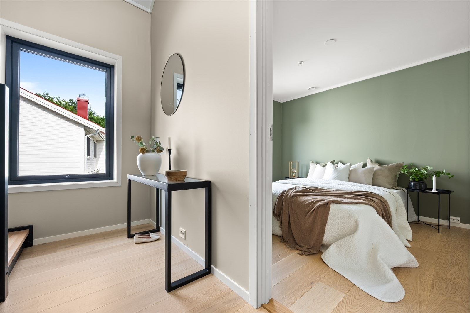 Hovedsoverom med adkomst fra gangen. Galleribilde