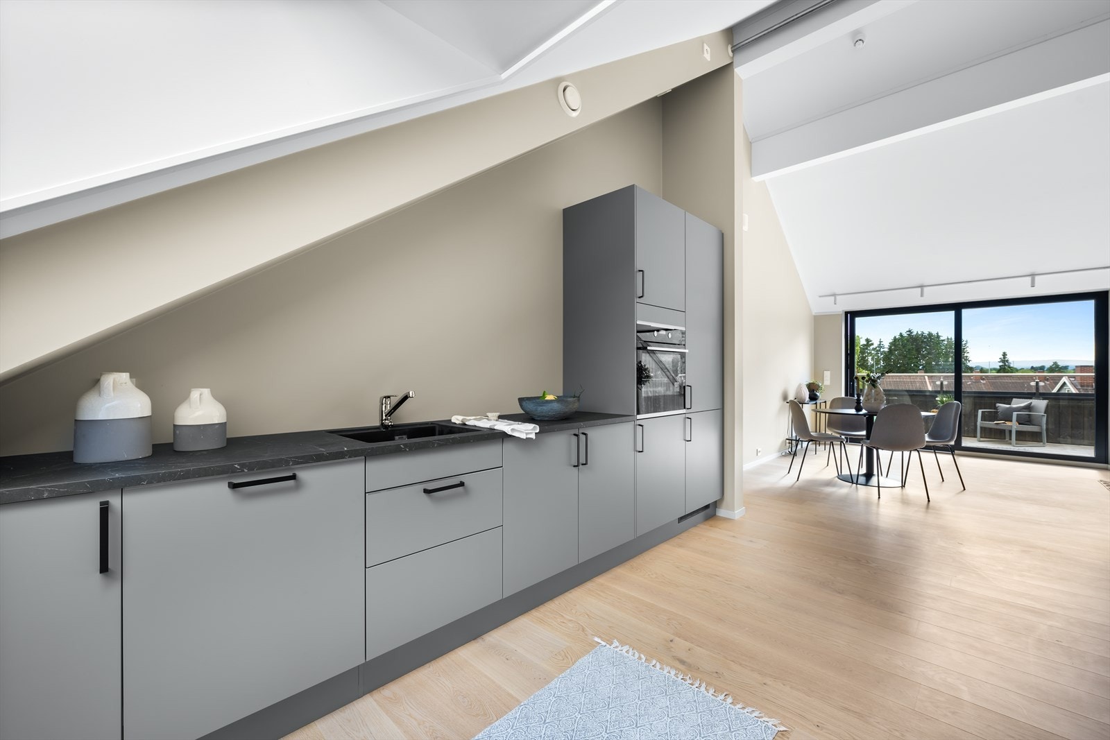 Sosial, åpen løsning mot kjøkkenet fra stuen. Galleribilde