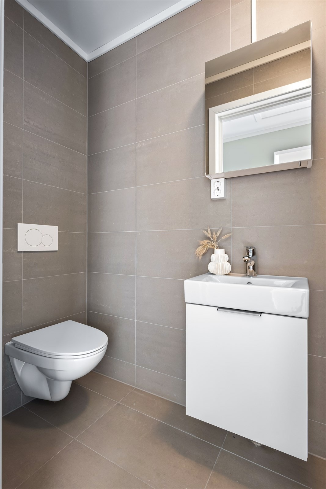 Bad 3. etg. med fliser på vegger og gulv. Galleribilde