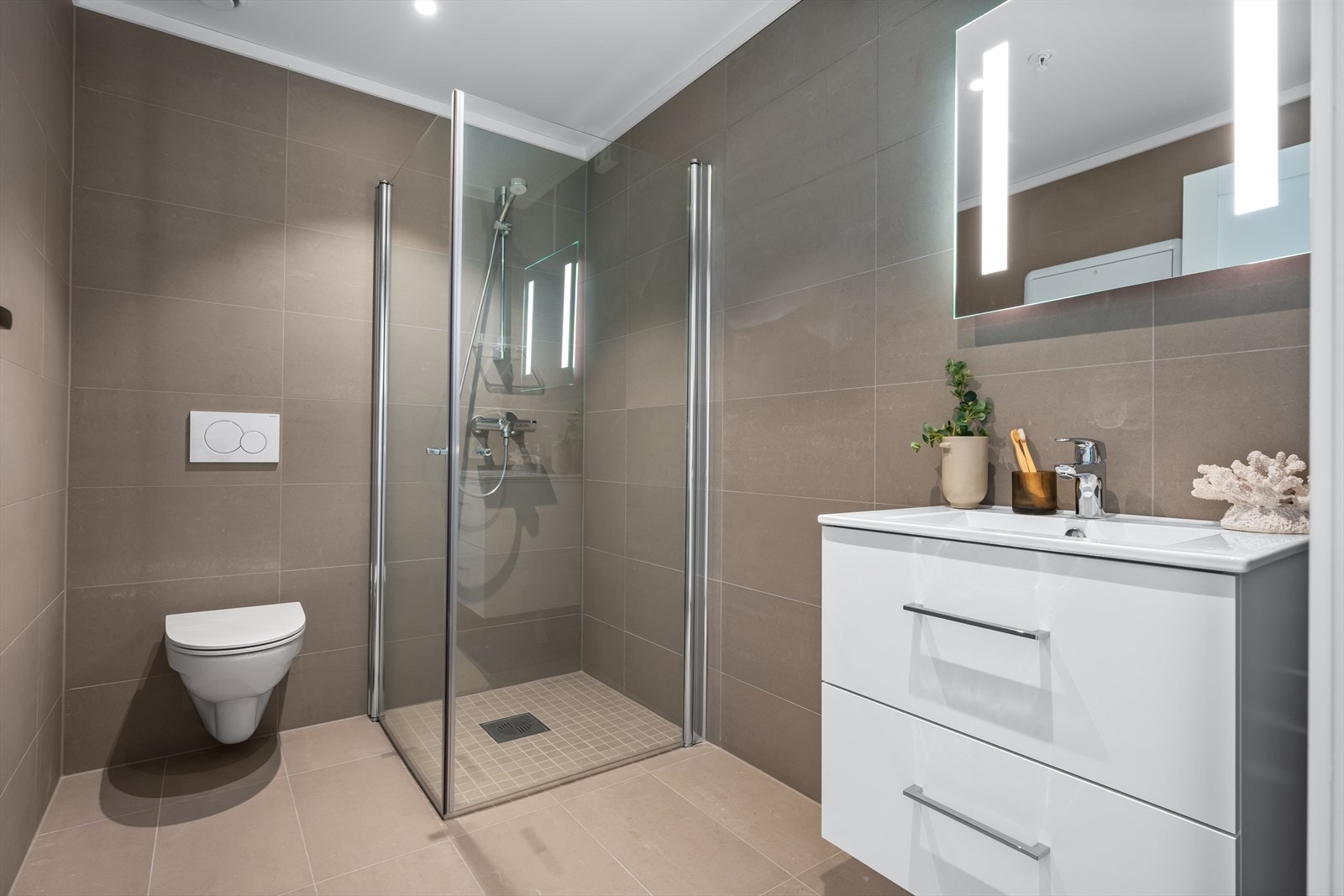 Moderne bad i 2. etg. med fliser på gulv og vegger Galleribilde