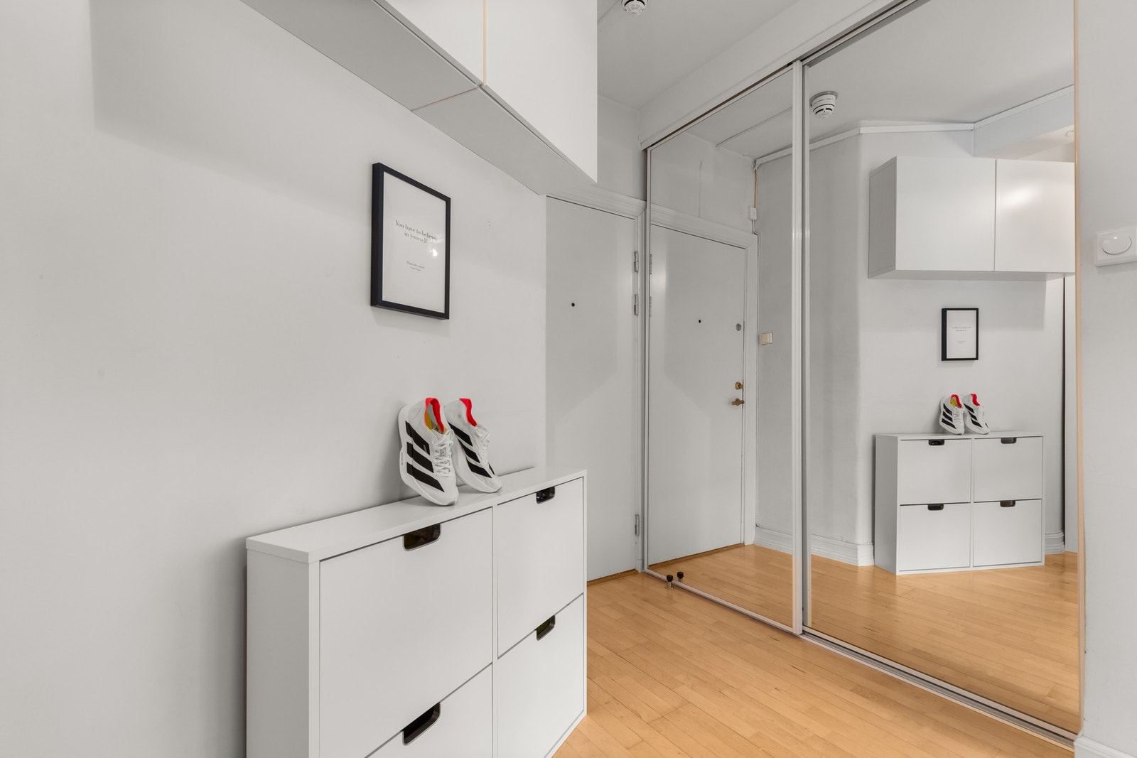 Innbydende entré med plass til skohyller og knaggrekker. Galleribilde