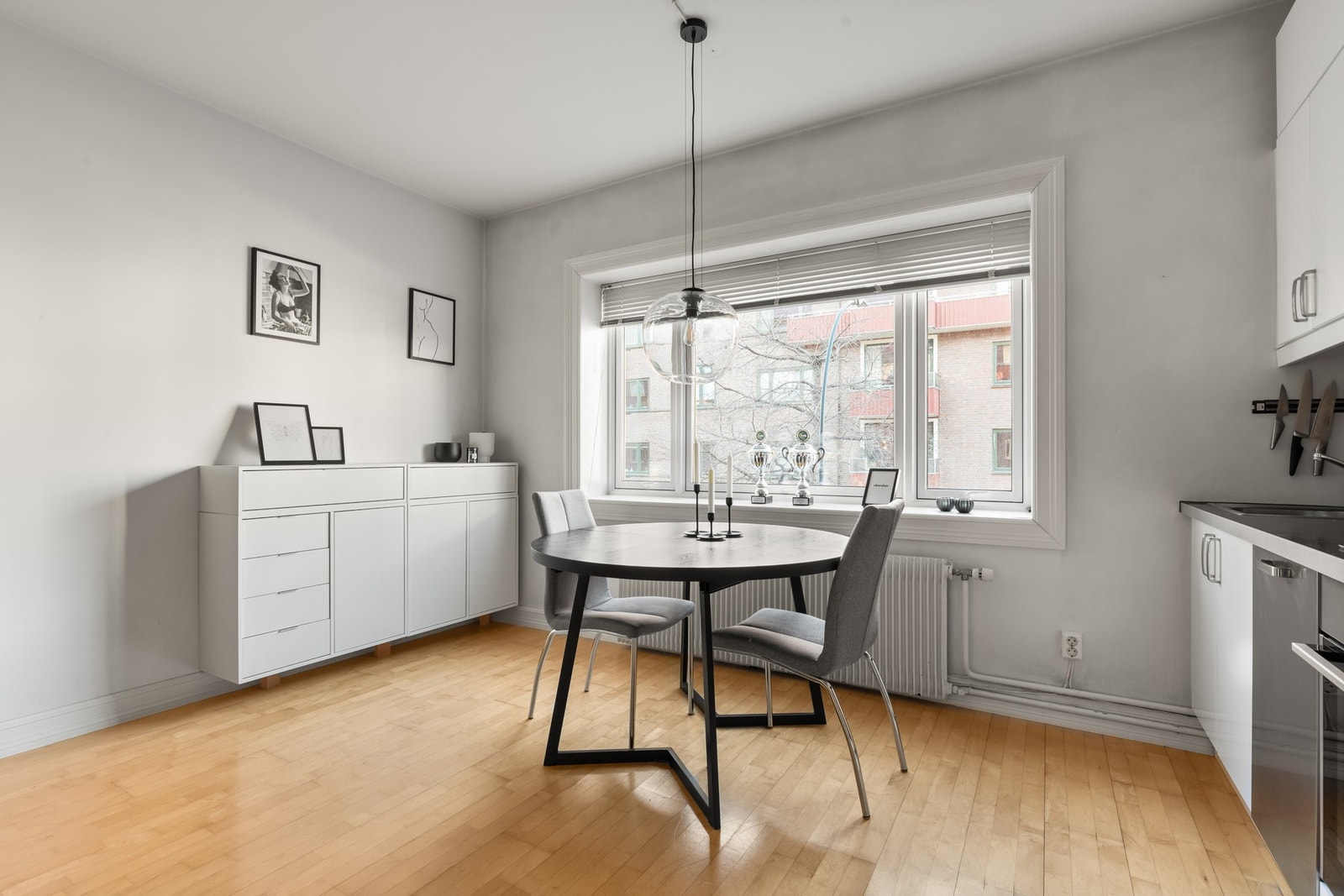 Stue- og kjøkkendelen har 2,67m takhøyde og store vindusflater som gir mye naturlig lys. Galleribilde