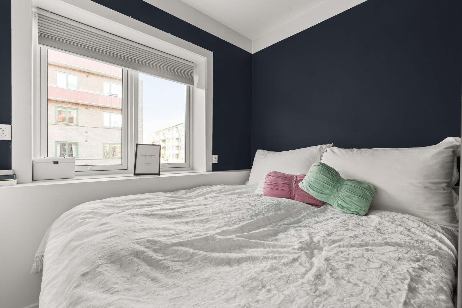 Soverom med plass til seng, nattbord og oppbevaringsmøblement. Galleribilde