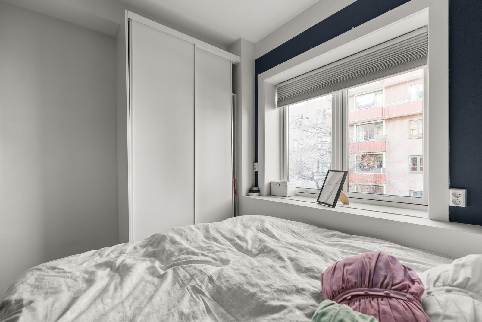 Skyvedørsgarderobe gir ytterligere lagringsplass. Galleribilde