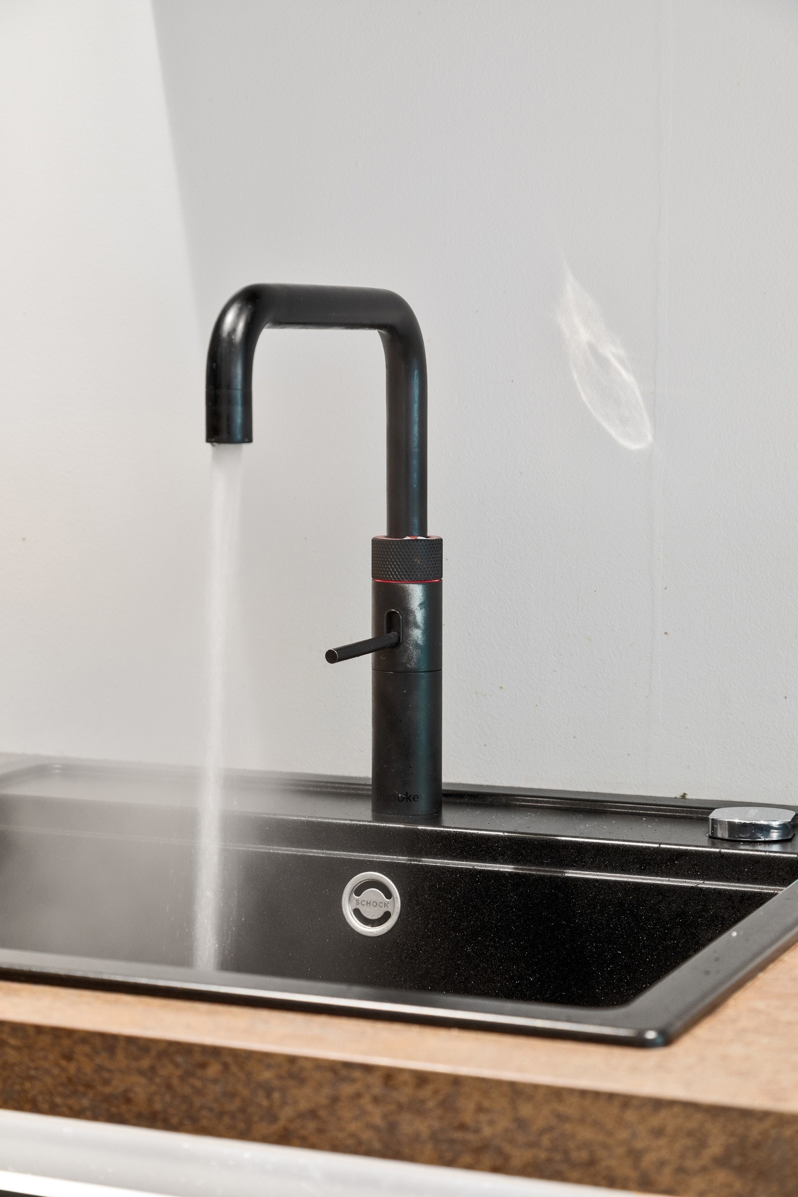 Det er installert Quooker i kjøkkenbenk som gir kokende vann i vannkranen (egen funksjon). Galleribilde