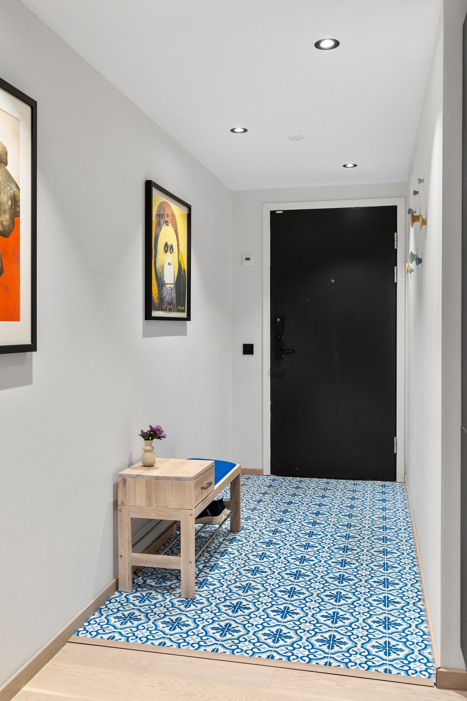 Entréen har plass til jakkeoppheng og skohylle. Flislagt gulv i entré med tidløse fargevalg gir et godt førsteinntrykk. Galleribilde