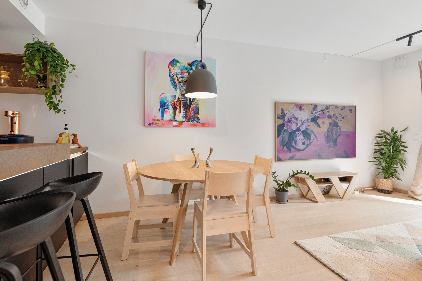 Stuen ligger i åpen løsning mot et flott kjøkken, og har gjennomgående parkett fra 2022. Galleribilde