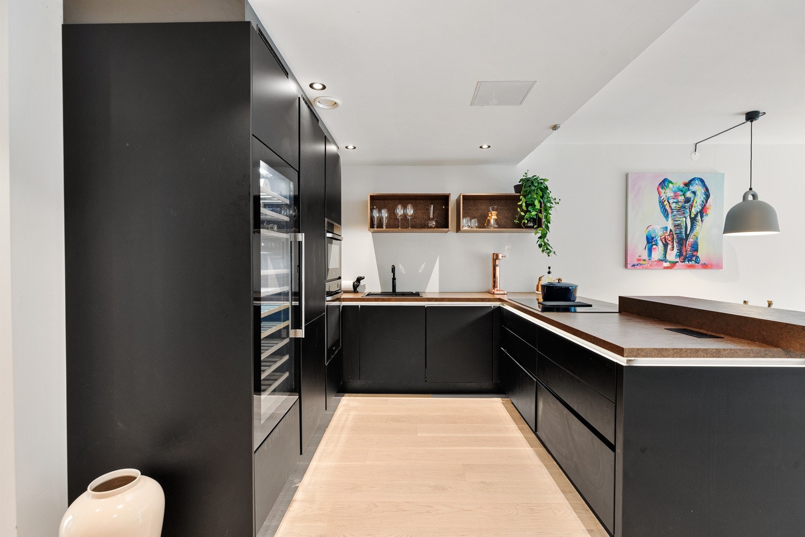 Kjøkkenet er av moderne standard, og byr på mye skap- og benkplass, samt gode arbeidsflater til matlaging. Galleribilde