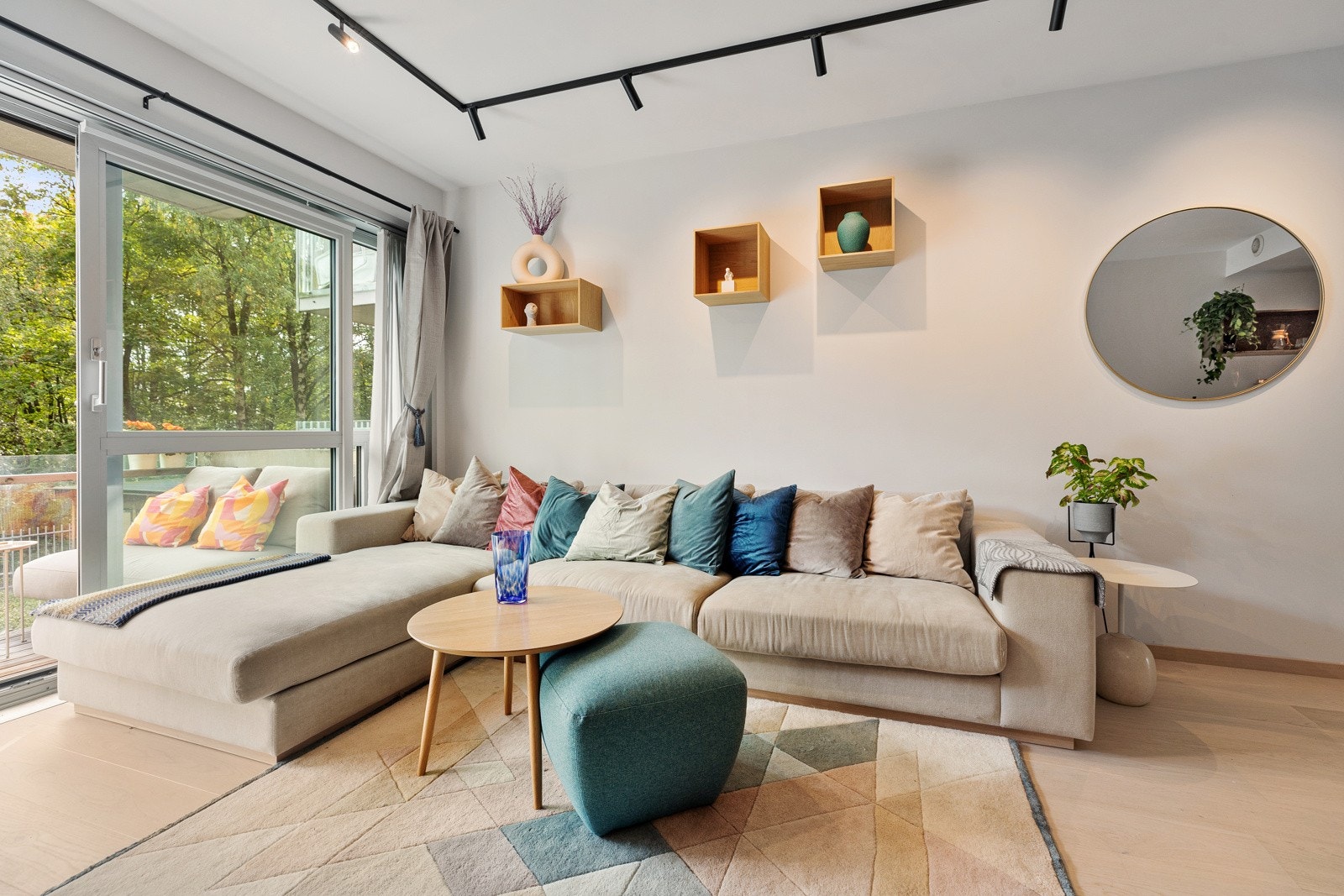 God plass til stor sofagruppe og separat avdeling til spisebord med plass til flere gjester. Galleribilde