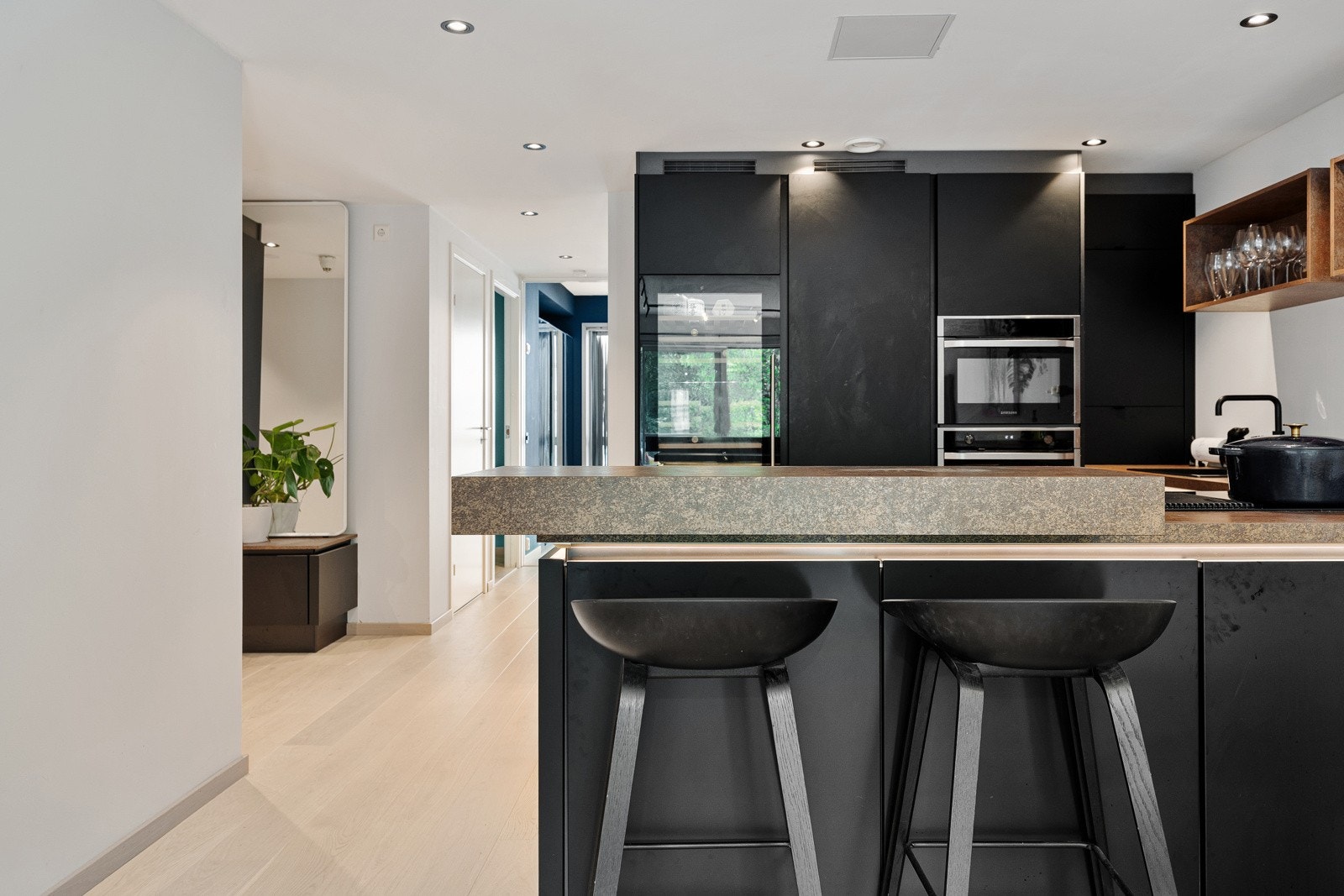 Lekker kjøkkeninnredning fra 2020 med barløsning, glatte fronter og benkeplate i laminat. Galleribilde