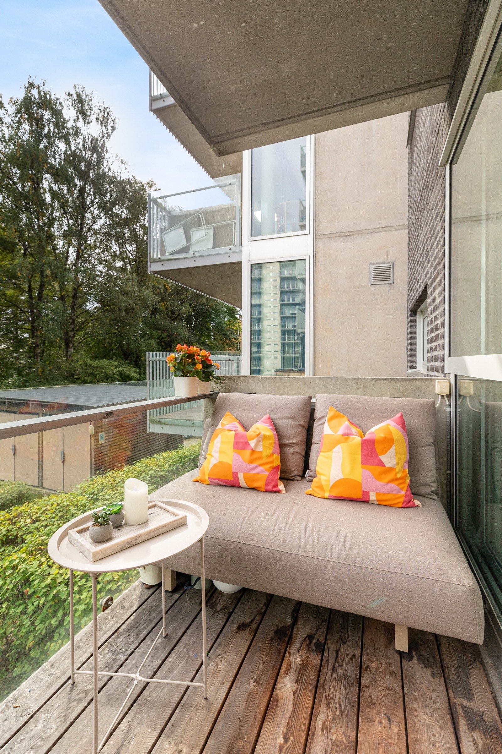 Balkongen har herlig morgen-/formiddagssol og man har tilgang til felles takterrasse i sameiet med sittegrupper. Galleribilde